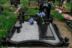 Почему памятники чёрные: традиции, свойства гранита и выбор материала